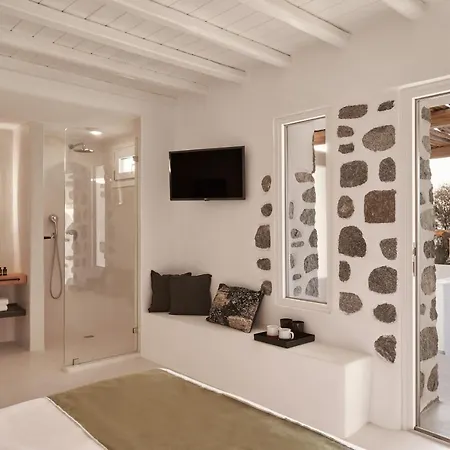 Hill Club Naxos