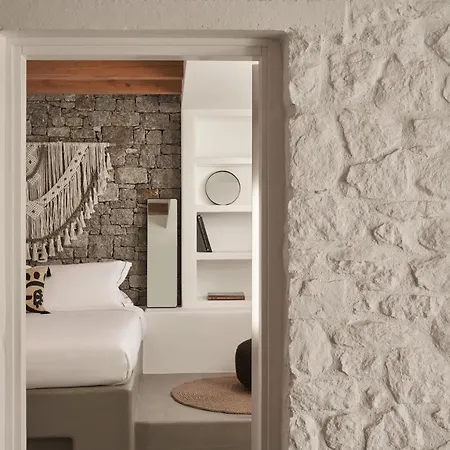 Hill Club Naxos